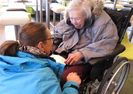 Chatarina, undersköterska, och Ingrid, hyresgäst på Lugnets äldreboende mellan lunchbesök på hamburgerrestaurang och julhandling på Rusta. 